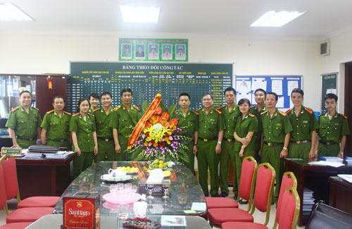 Thiếu tướng, GS.TS Nguyễn Văn Nhật, Phó Giám đốc Học viện chúc mừng Phòng Quản lý nghiên cứu khoa học.